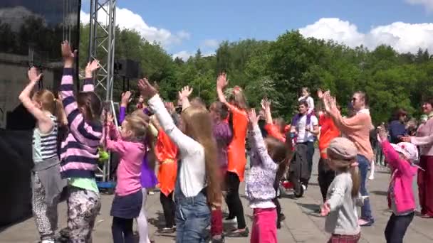 Crianças dançam flashmob ao ar livre no parque. 4K — Vídeo de Stock