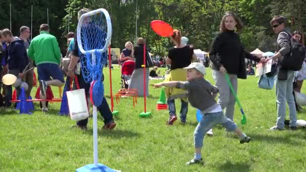 Young boy throw frisbee plastic dish into special basket. 4K — Stock Video