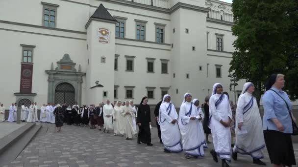 Nun zus en monniken maart in religieuze processie in de buurt van kathedraal. 4k — Stockvideo