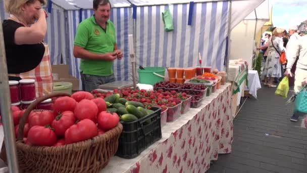 Boer kiosk met tomaten en komkommers, aardbeien in de markt. 4k — Stockvideo