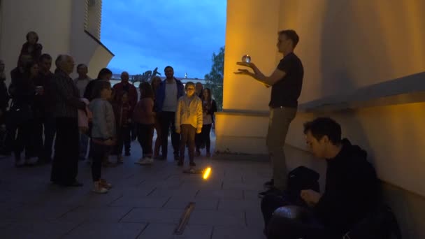 Pria menunjukkan trik dengan bola kaca bersinar pada orang-orang jalanan. 4K — Stok Video