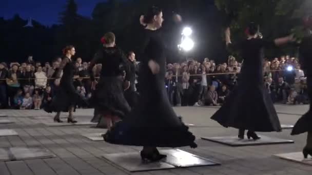 Mulheres dançarinas do flamenco dançam com paixão e público cidadão. 4K — Vídeo de Stock