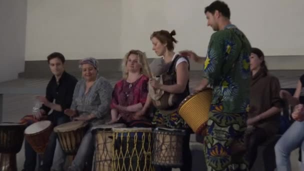 Banda de músicos realizan con djembe africano en la calle urbana. 4K — Vídeos de Stock