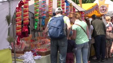 Aile tatlılar ve semt pazarı içinde adil satılan şekerleri satın. 4k