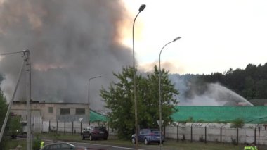 Ambar Binası ve su akışı sprey yükselişi yanıyor duman. 4k