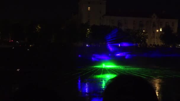 Show a laser colorido na margem do rio à noite. 4K — Vídeo de Stock