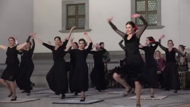 Ballerino di flamenco eseguire danza nazionale in città alla sera. 4K — Video Stock