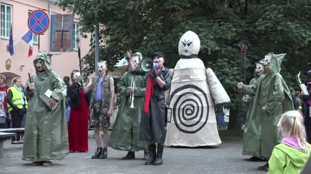 Personer med gris masker och kostymer i anti regeringen demonstration. 4k — Stockvideo