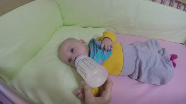 Closeup de bebê beber leite em pó mistura de mamadeira. 4K — Vídeo de Stock