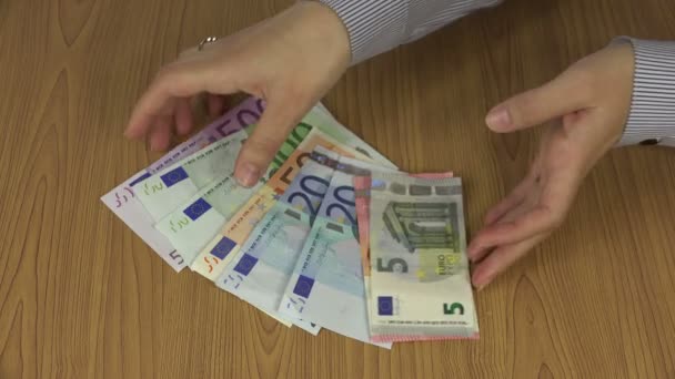 Le mani di donna prendono banconote il denaro in euro contante da tavolo. 4K — Video Stock