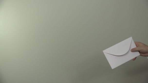 Люди обмениваются конвертами на белом фоне. 4K — стоковое видео