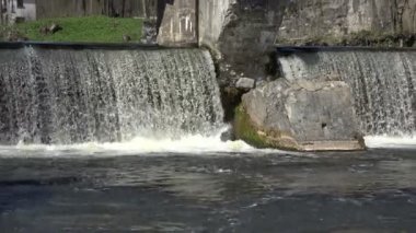 Retro terkedilmiş köprü nehir şelale akan su üzerinde. 4k