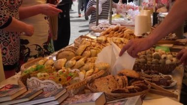 Müşteri insanların tatlılar ve etli ekmek deposundaki ürün satın. 4k