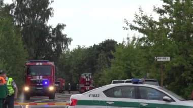 İtfaiye ve polis fabrika yanan yakın iş güç. 4k