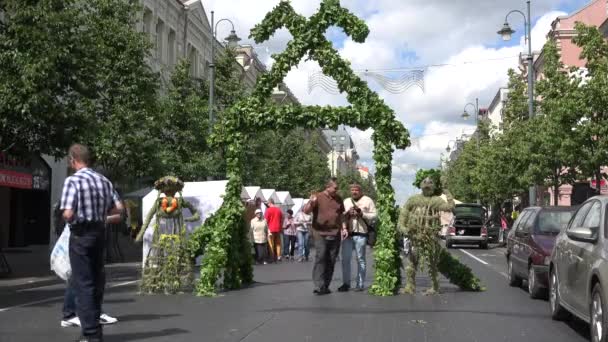 Man photographing entrance celebration decorated with leaves . 4K — Stock Video