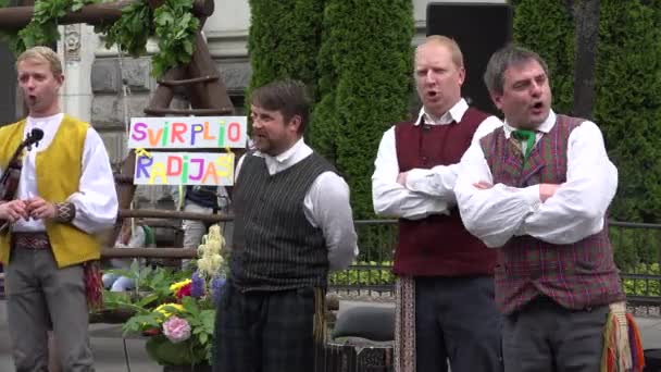 Мужчины поют песню с национальной литовской одеждой на фестивале. 4K — стоковое видео