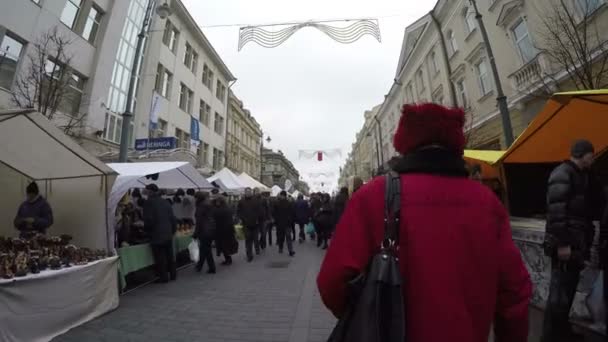 PoV plimbare între oameni și corturi vânzător în festivalul de primăvară — Videoclip de stoc