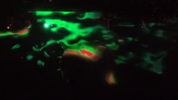 Espectáculo de láser abstracto en la noche orilla del río. 4K — Vídeos de Stock