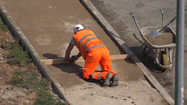 İnşaat işçisi yere temel Vakfı Döşeme parke için hazırlayın. 4k — Stok video