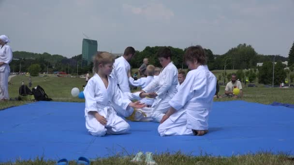 Jonge kinderen trein zelfverdediging techniek in park. 4k — Stockvideo