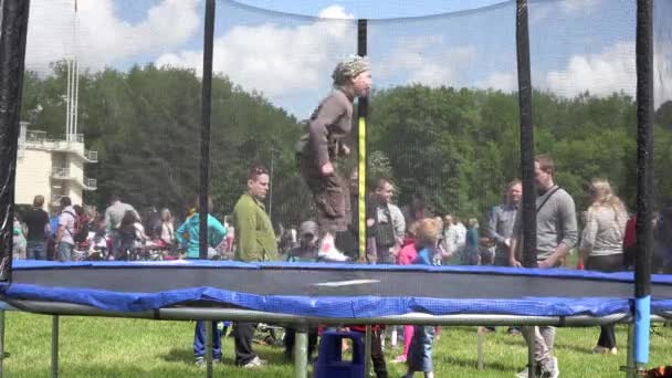 Fröhlicher Junge springt auf dem Trampolin. 4k — Stockvideo