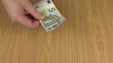 sayım euro banknot küçükten büyüğe masada ver. 4k