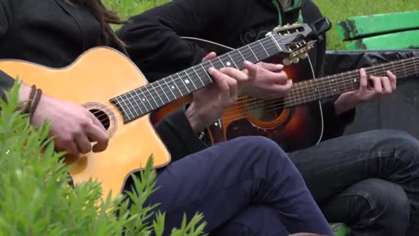 Genç gitaristler virtüözü erkekler el gitar ile oynayın. 4k — Stok video