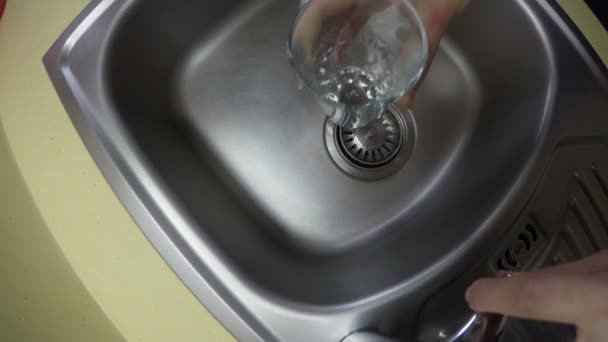手倒水玻璃从厨房水龙头。相机挂在水龙头上。4 k — 图库视频影像