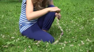 yonca bitki çiçek mavi difüzek baş daire kız. 4k