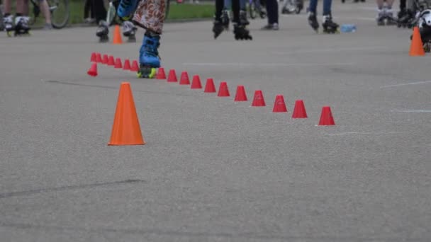 Patinadores de rolo passeio a pé em uma roda slalom. 4K — Vídeo de Stock