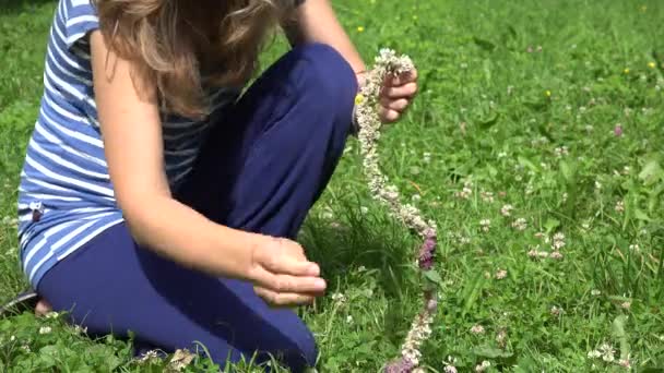 Женщина в голубой плетеной голове цирк из клевера цветок растения. 4K — стоковое видео