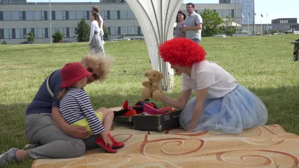 Weibliche Kinder Entertainer Personage Clown spielen mit jungen Mädchen. 4k — Stockvideo