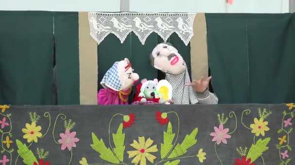 Theatrale creatieve prestaties met handgemaakte Puppet poppen. 4k — Stockvideo