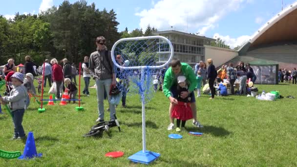 Padre con hija pequeña lanzar frisbee al aire libre. 4K — Vídeos de Stock
