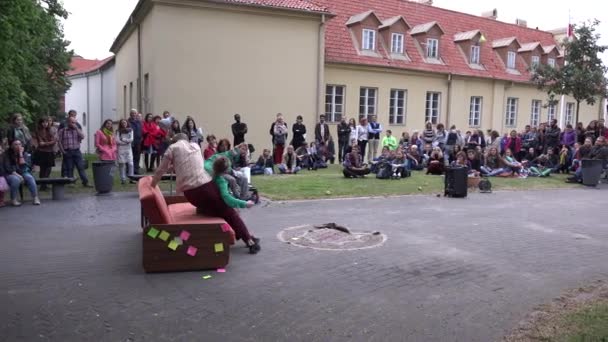 Folk tittar på par modern dans på soffan utomhus. 4K — Stockvideo