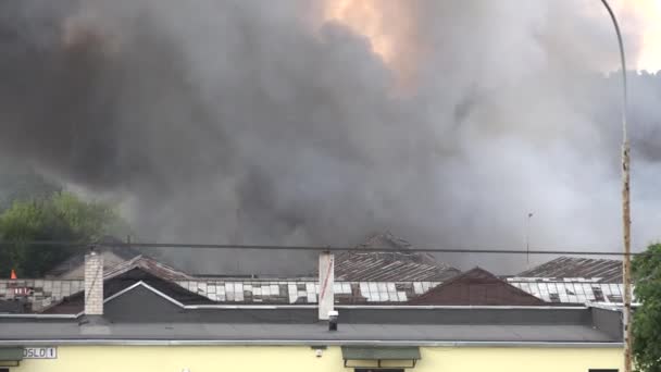 Черный плотный дымовой огонь на старом складе в городе. 4K — стоковое видео