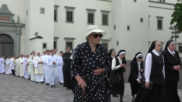 Αδελφές μοναχοί και ιερείς προελαύνουν σε θρησκευτική πομπή κοντά στον καθεδρικό ναό. 4K — Αρχείο Βίντεο