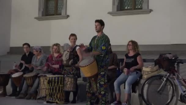 Músicos tocan tambores africanos djembe al aire libre en la plaza de la ciudad. 4K — Vídeos de Stock