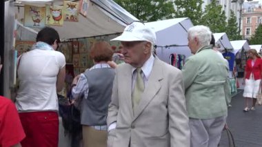 vatandaş ve turistler sokak pazarında hediyelik eşya satın. 4k