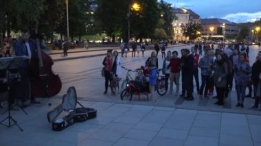 telli müzik aletleri grup akşam sokakta oyun. 4k