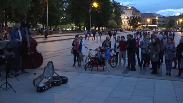 Instrumentos musicales de cuerda grupo de tocar en la calle por la noche. 4K — Vídeo de stock