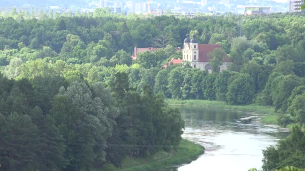 Zoom fora de vistas maravilhosas do mosteiro e da floresta verde. 4K — Vídeo de Stock