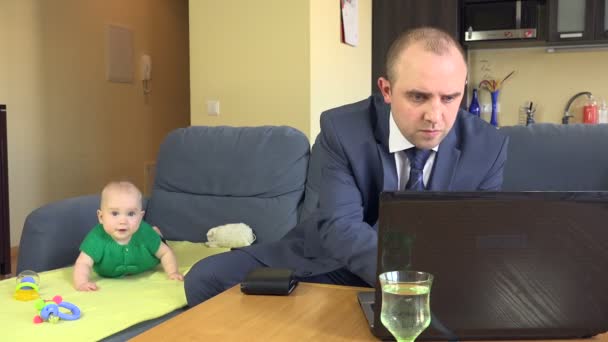 Занепокоєний керівник сім'ї перевіряє гроші в гаманці і робочому комп'ютері. 4-кілометровий — стокове відео