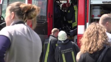 Ebeveynler itfaiyeci performans kurtarma kamyonu yakınındaki çocuklarla. 4k