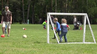 çocuk lu baba yeşil parkta futbol oynuyor. 4k