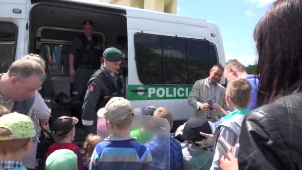 Polisutrustning demonstration för barn. 4K — Stockvideo