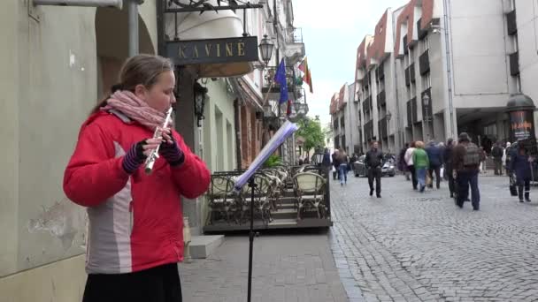 La pobre chica juega con flauta en la calle por dinero. 4K — Vídeos de Stock