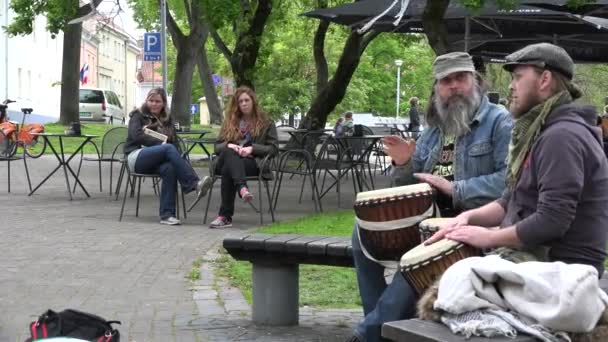 Mężczyźni grają rytm z drewnianymi bębnami na zewnątrz imprezy ulicznej. 4K — Wideo stockowe