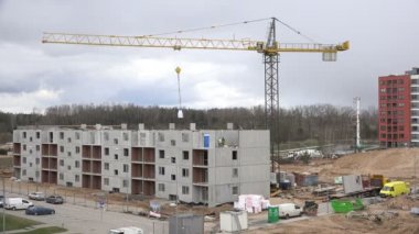 Vinç asansör beyaz çanta. İnşaatçılar son katta çalışır. 4k