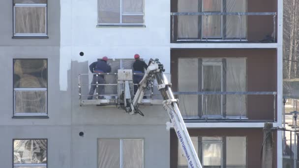 A festők az új épületet modern, lakásfalba festi. 4k — Stock videók